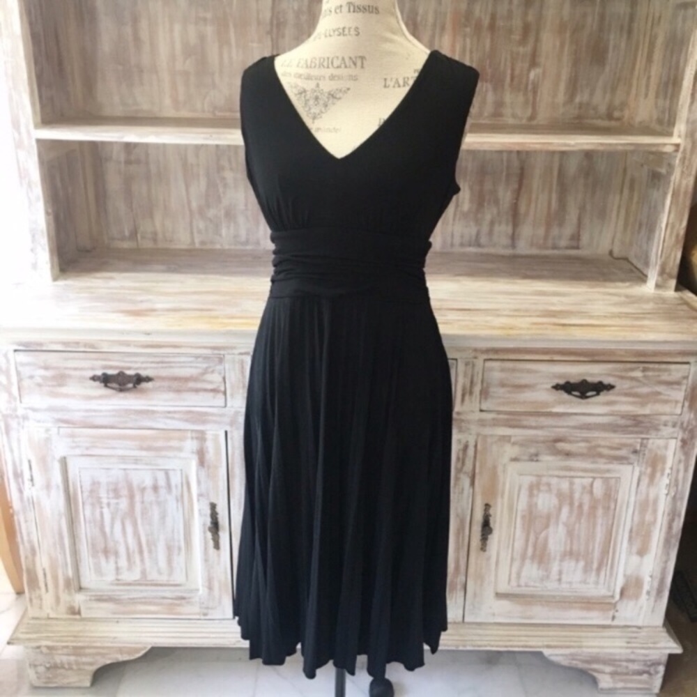 NWOT “Stay Tuned” pleated black mididress